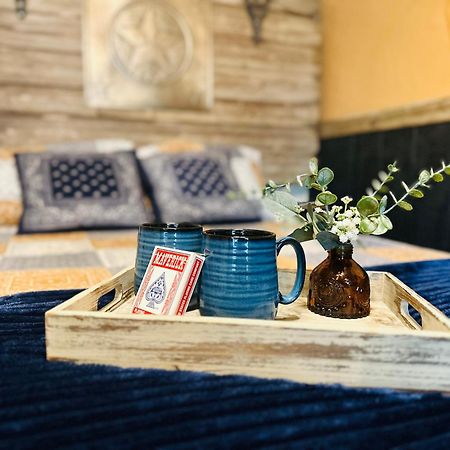 Acorn Hideaways Canton Rustic Old West Frontier Suite Buitenkant foto