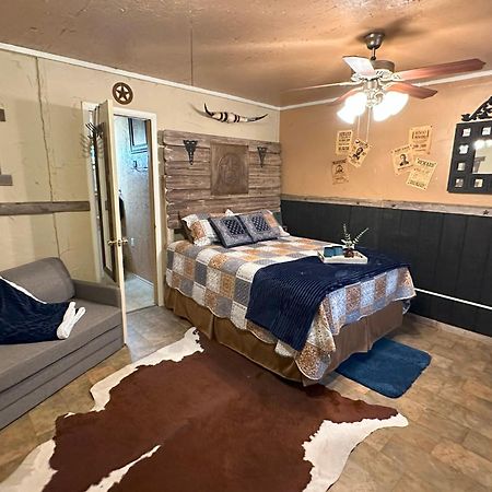 Acorn Hideaways Canton Rustic Old West Frontier Suite Buitenkant foto