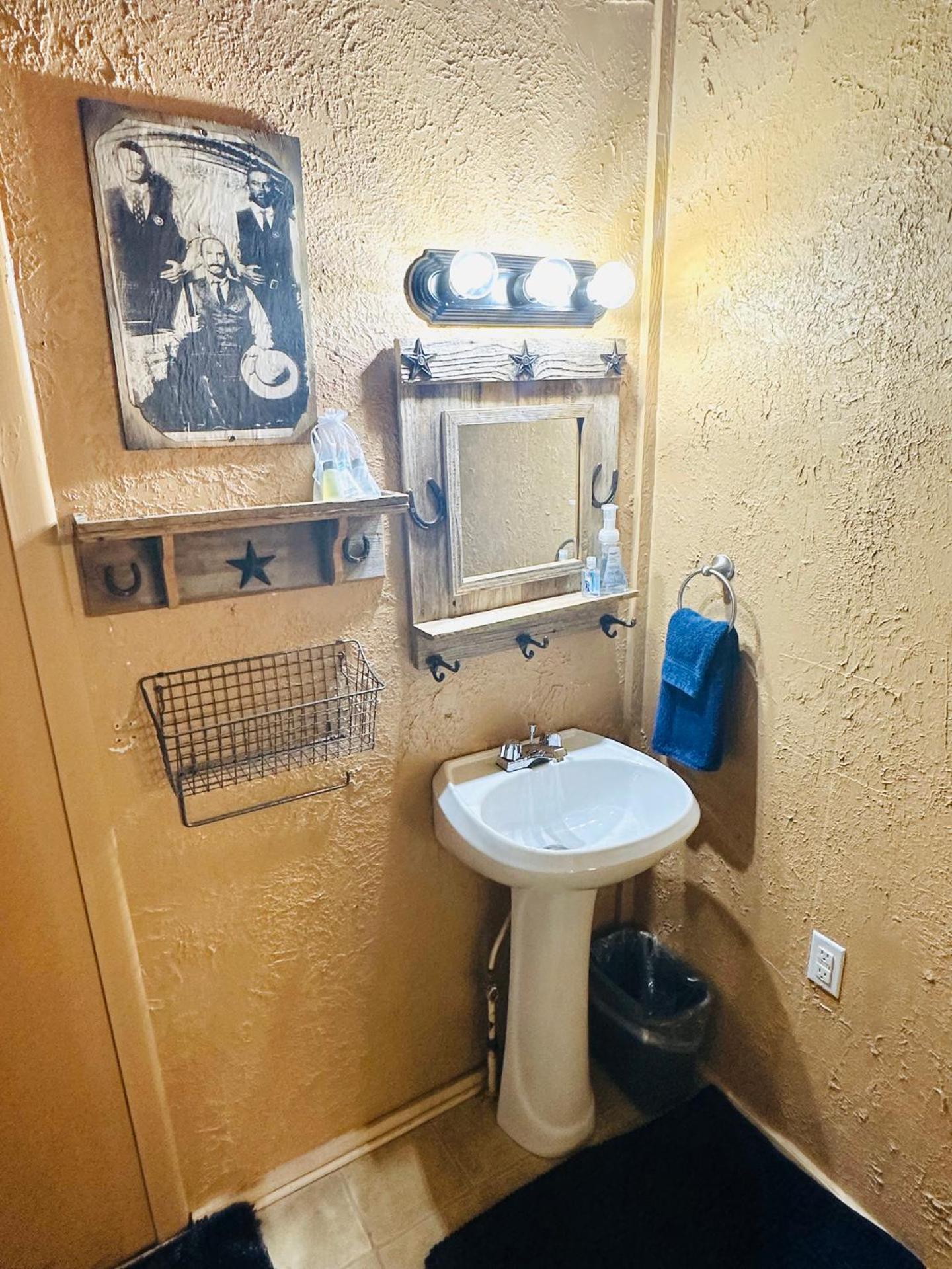 Acorn Hideaways Canton Rustic Old West Frontier Suite Buitenkant foto