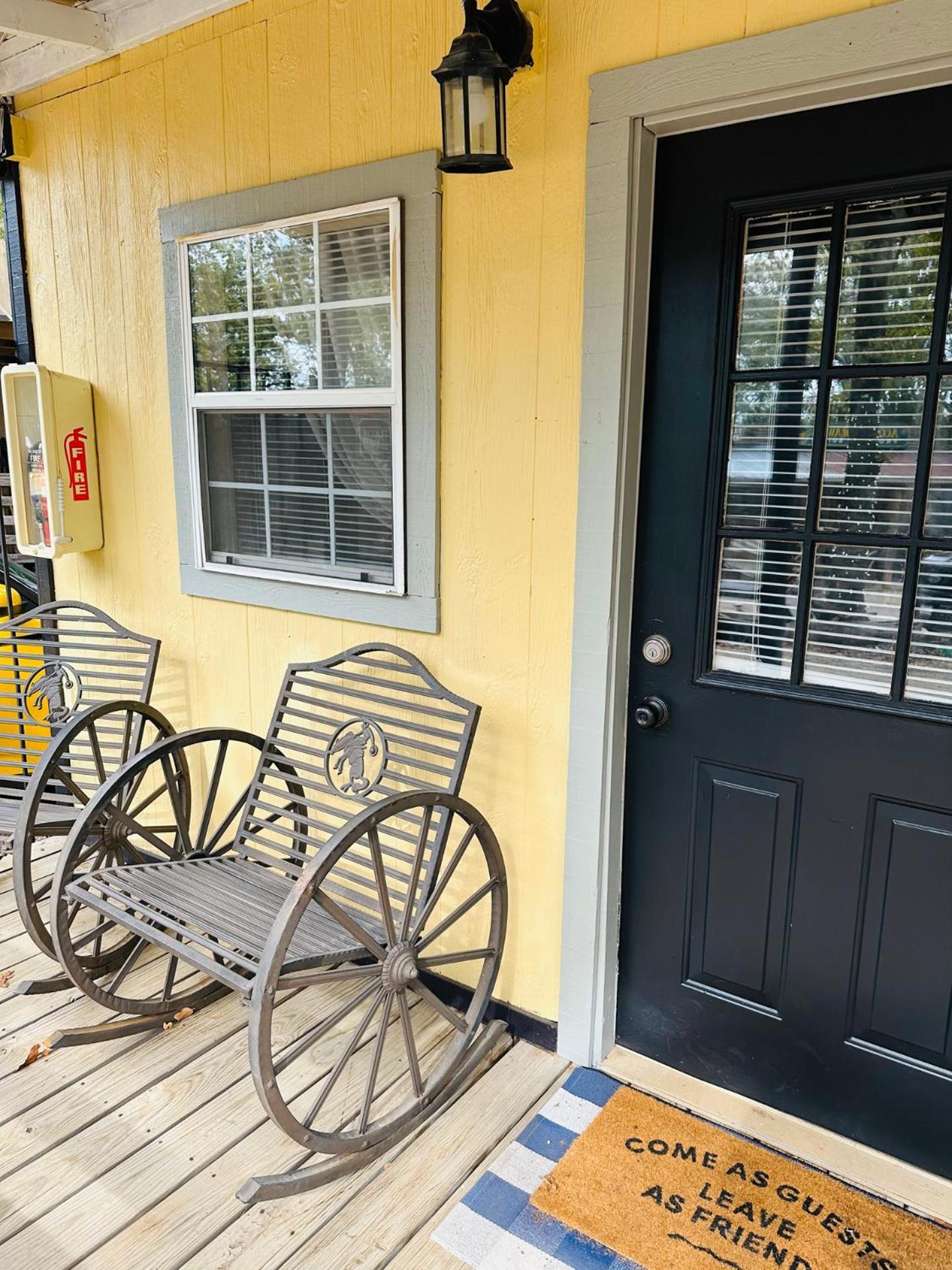 Acorn Hideaways Canton Rustic Old West Frontier Suite Buitenkant foto