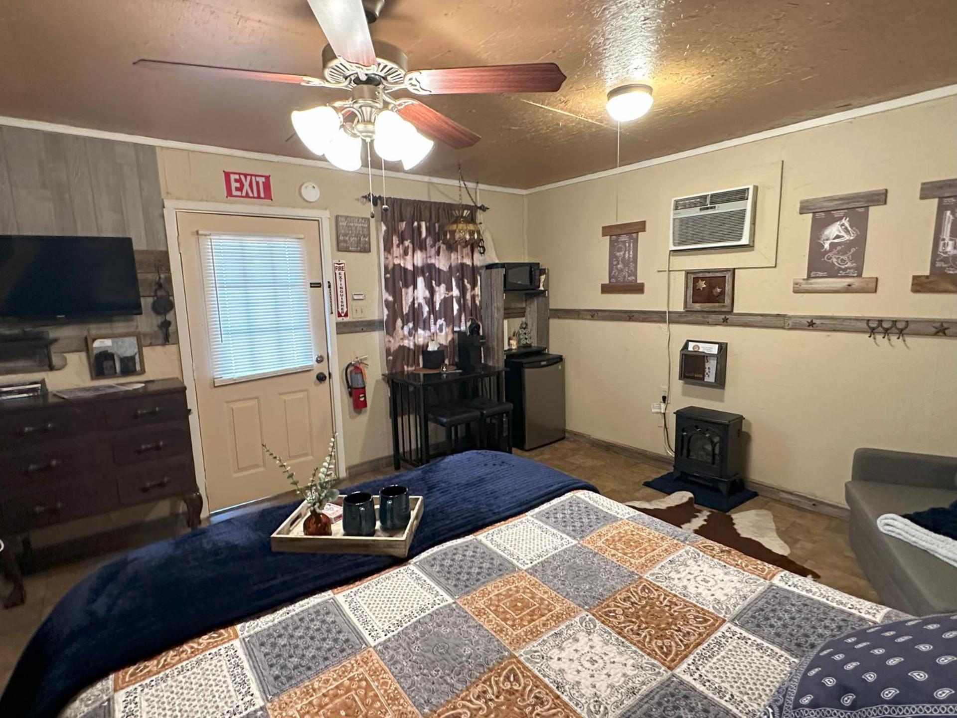 Acorn Hideaways Canton Rustic Old West Frontier Suite Buitenkant foto