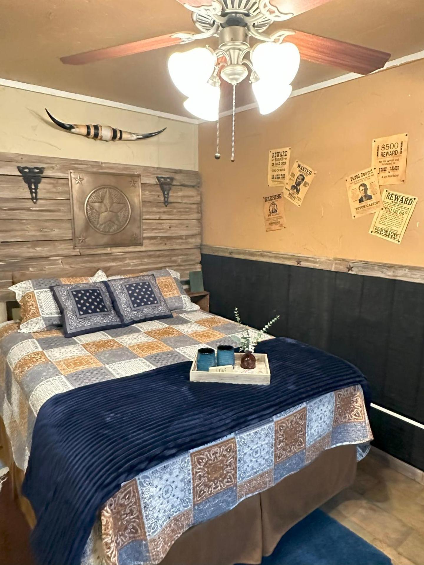 Acorn Hideaways Canton Rustic Old West Frontier Suite Buitenkant foto
