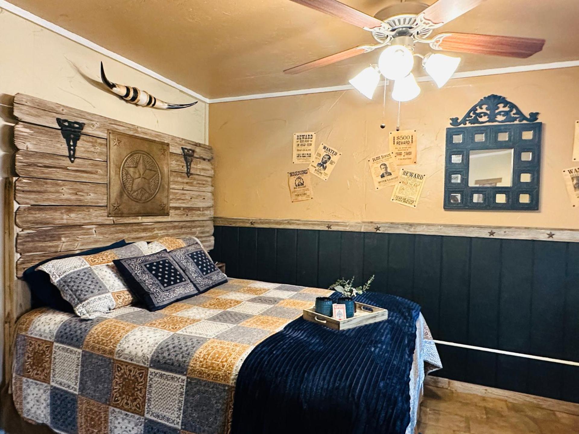 Acorn Hideaways Canton Rustic Old West Frontier Suite Buitenkant foto