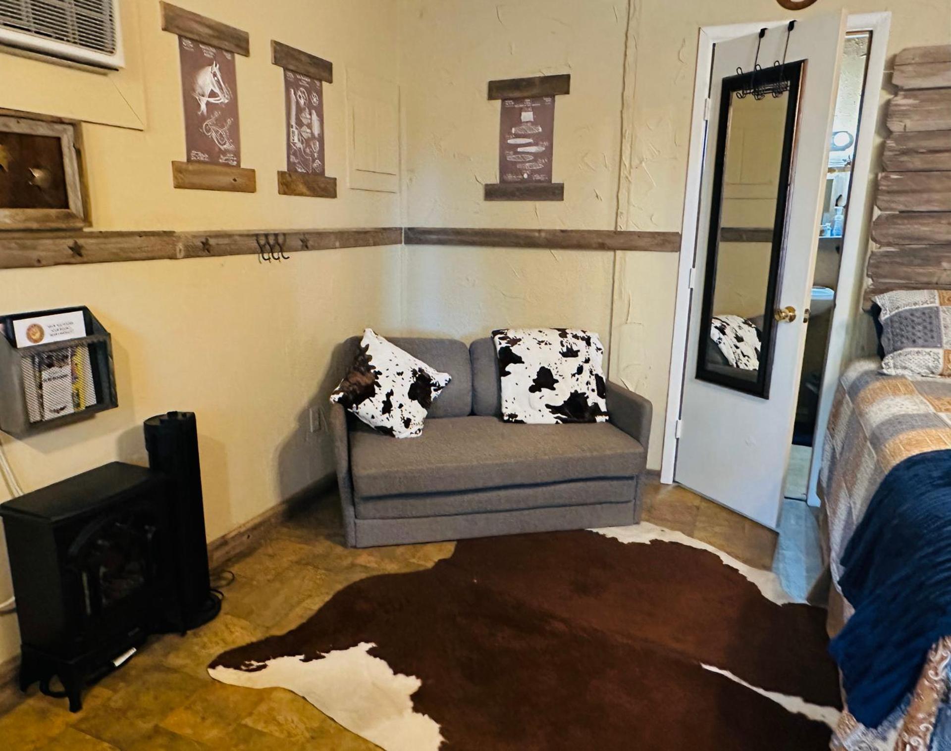 Acorn Hideaways Canton Rustic Old West Frontier Suite Buitenkant foto
